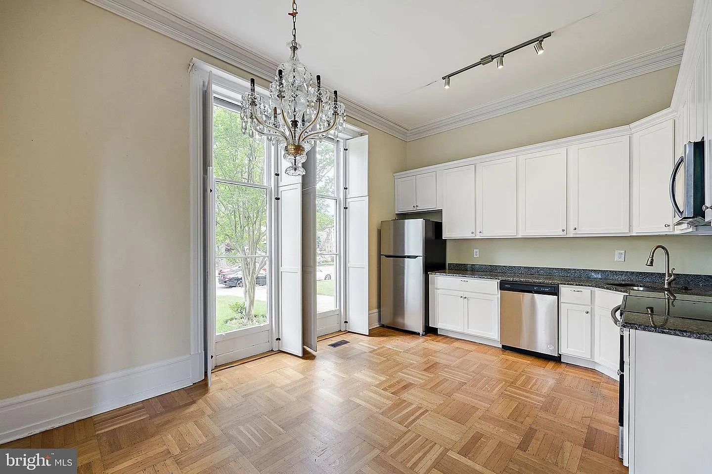 2 bed, 1.0 bath, 1325 sqft, $2,395 — Photo 3
