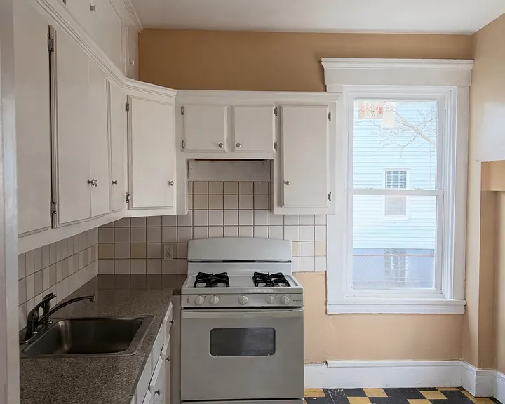 186 Grinnell St — Photo 2