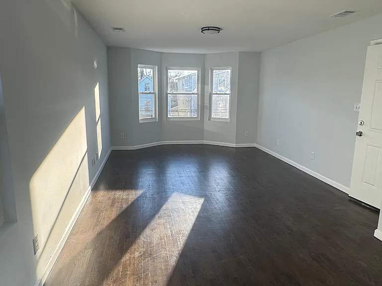 1057 Bond St #1 — Photo 3