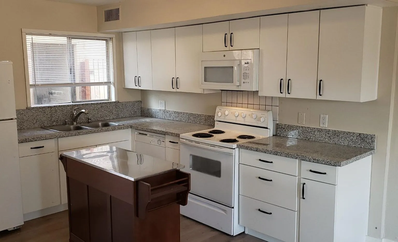 Perfect 1 Bedroom with everything! near UNLV — Photo 3