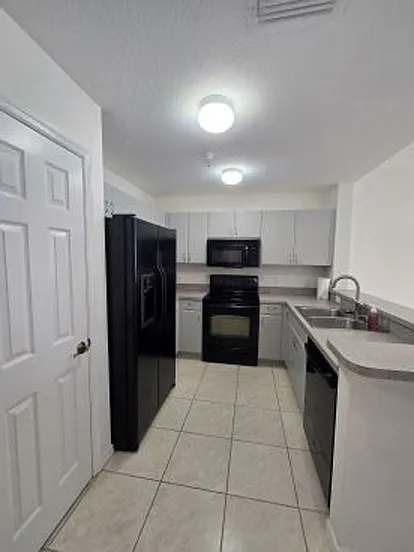 3 bed, 1250 sqft, $1,995 — Photo 2