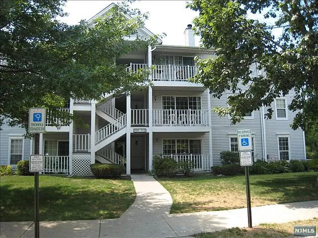 101 Raintree Ln photo 1
