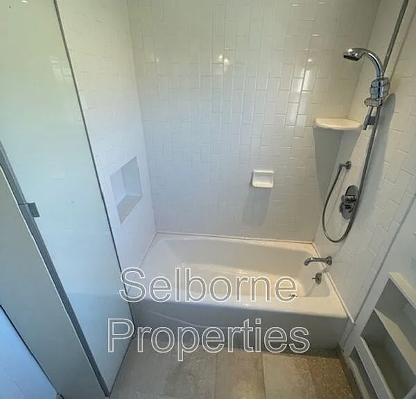 1424 E 20th St — Photo 57