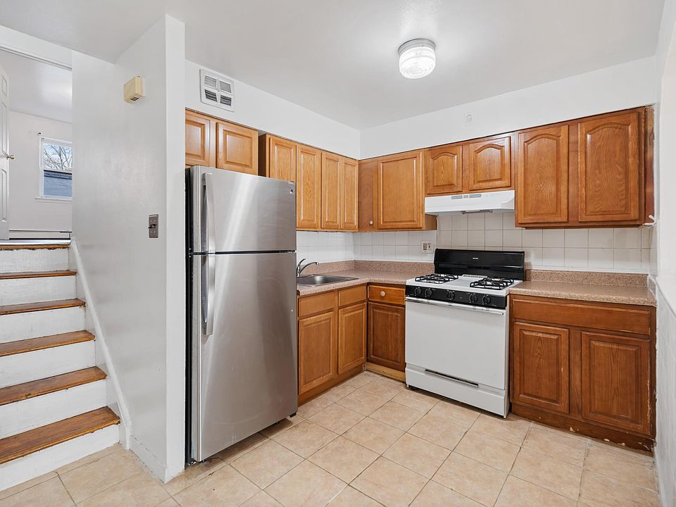 1st image of 915 E 83rd St #1