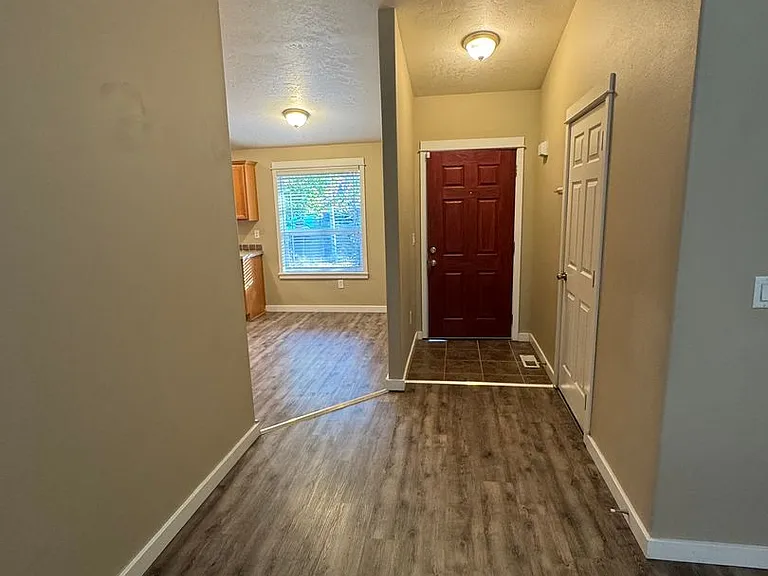 735 Trinity St NE — Photo 11