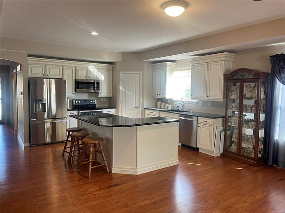3rd image of 122 Glenrich Dr