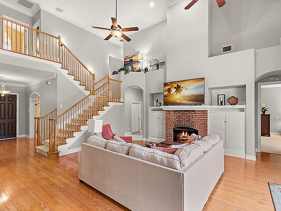 4th image of 205 Highland Woods Dr