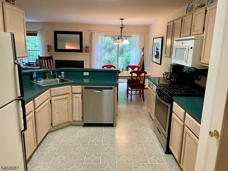 3 bed, 2.5 bath, 2264 sqft, $3,500 — Photo 2