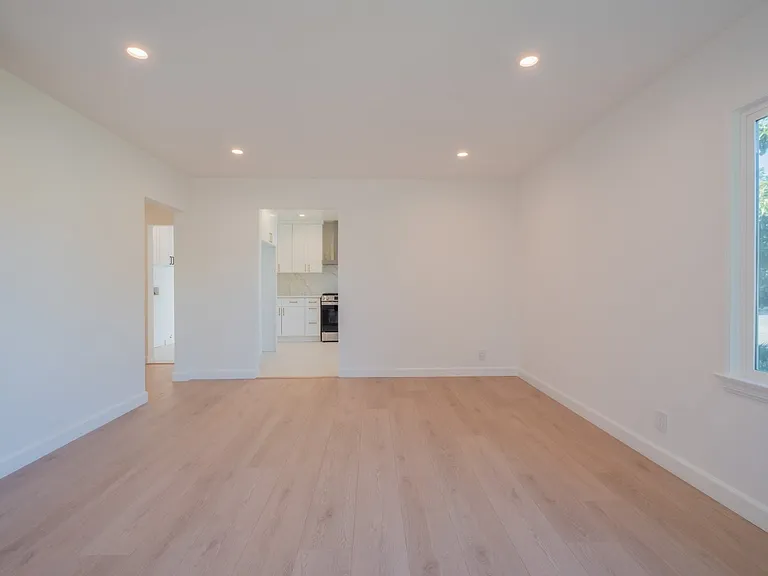 14418 Martha St — Photo 16
