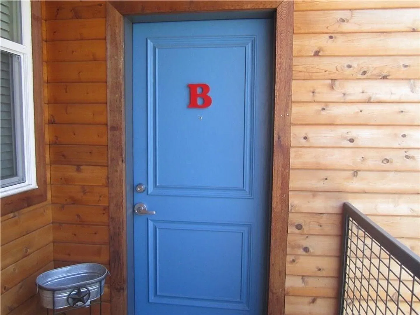 1124 Galveston Ave Apts — Photo 2