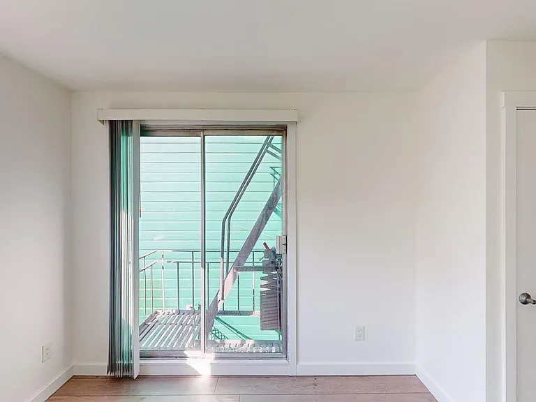 1085 S Van Ness Ave — Photo 13