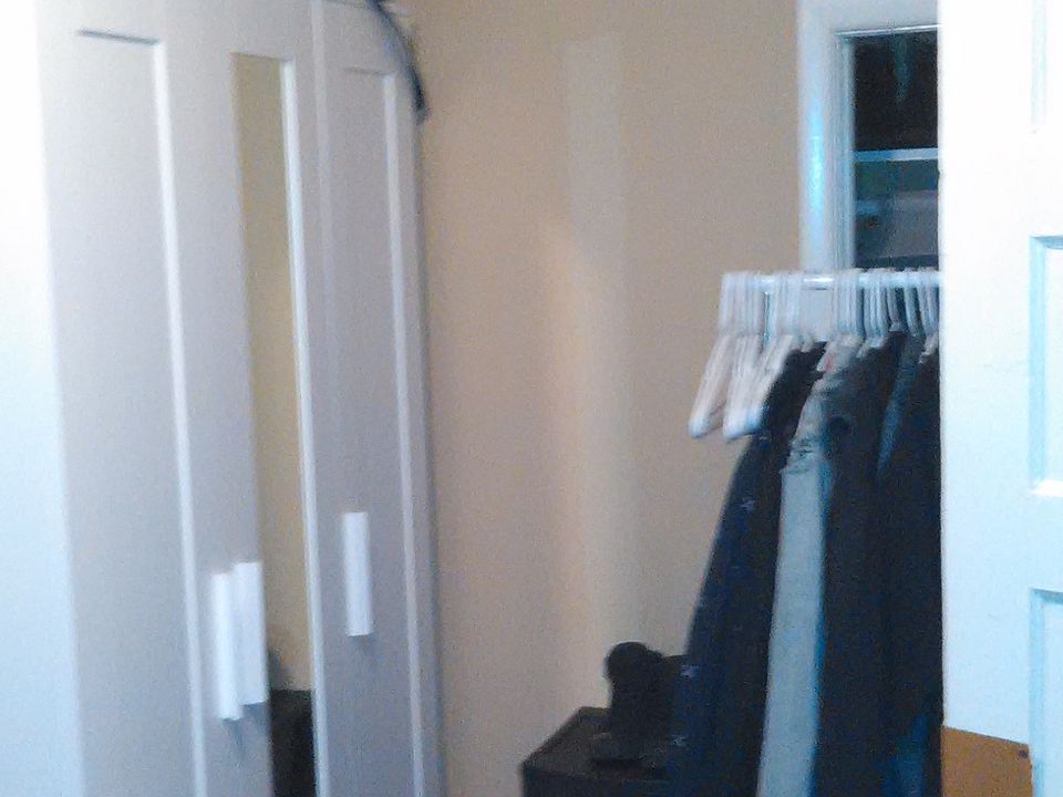 Apt A small bedroom/Office