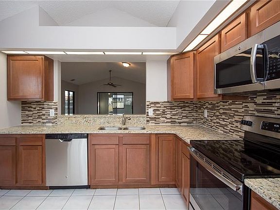 3rd image of 122 Honeywood Dr
