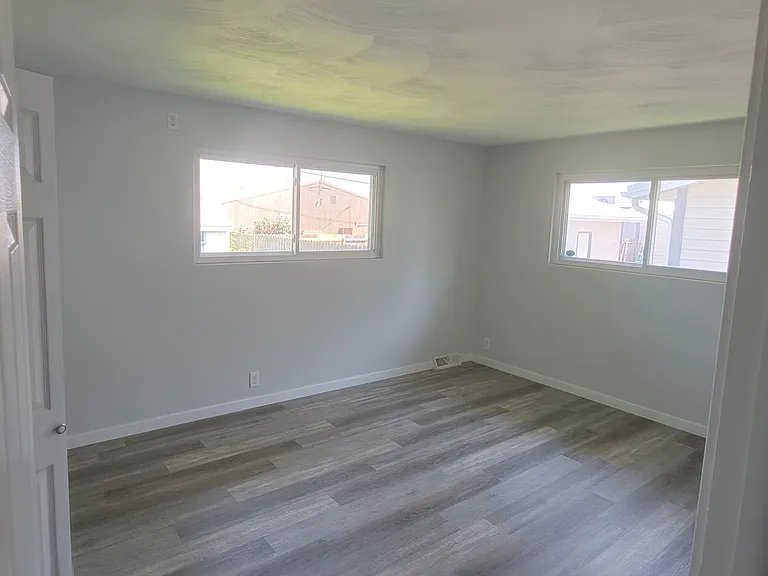 612 W Russ Ave — Photo 16