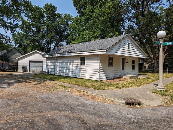 3rd image of 902 E California Ave