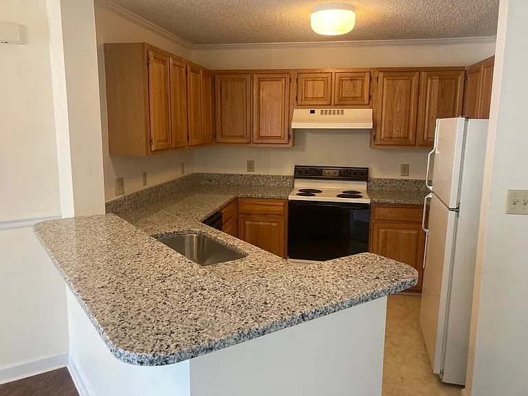 1044 Southwest Dr — Photo 4