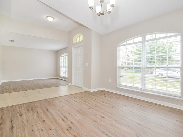 903 Bonneville Ln — Photo 5