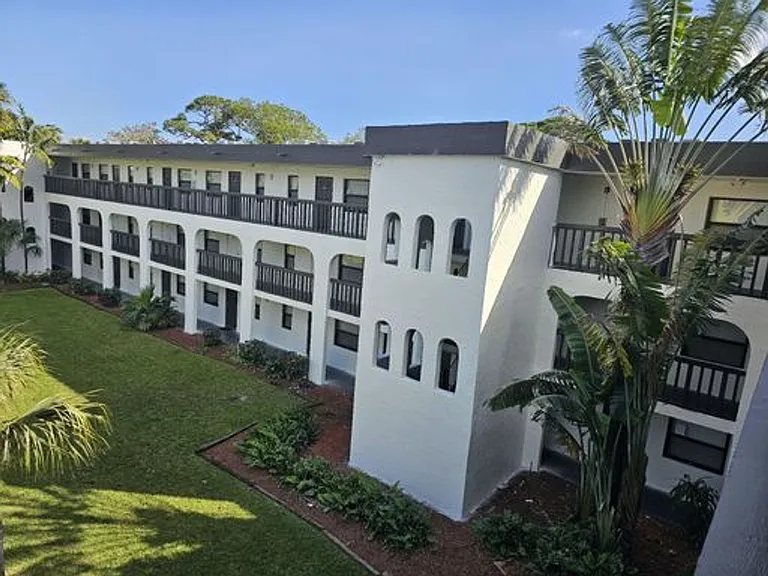 Riverside Manor/N'ice Apartments - 889 Riverside Drive, Ft. Lauderdale, FL 33312 — Photo 32