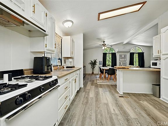 4th image of 551 Clover Dr