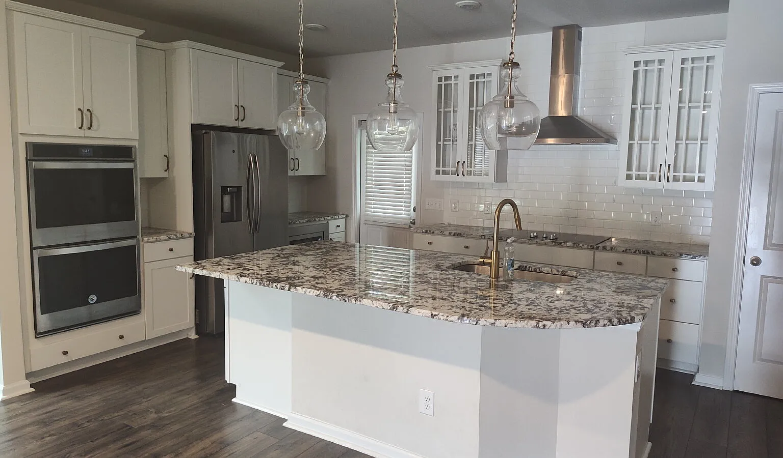 3 bed, 2.0 bath, 1716 sqft, $2,300 — Photo 3
