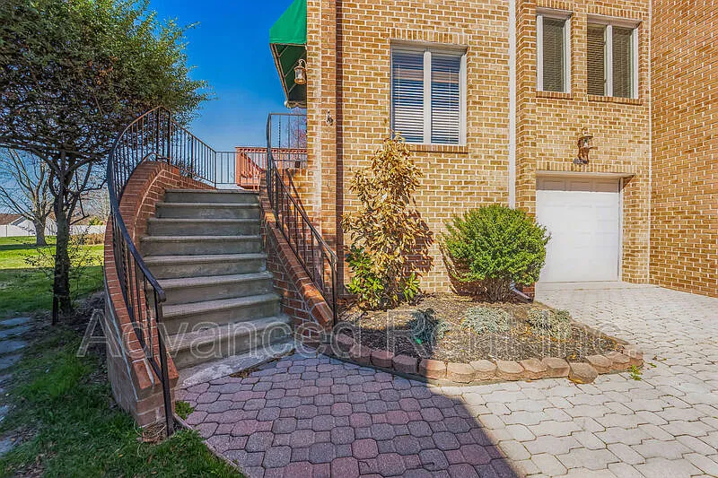 3 bed, 2.5 bath, 2032 sqft, $2,800 — Photo 2