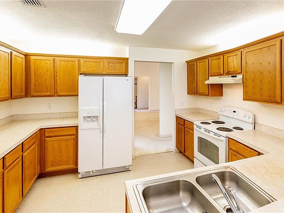 3rd image of 10527 Summit Square Dr