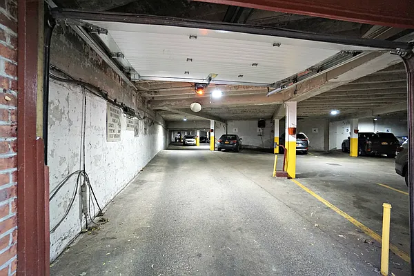 Sold by Anna Pinto Realty | media 18