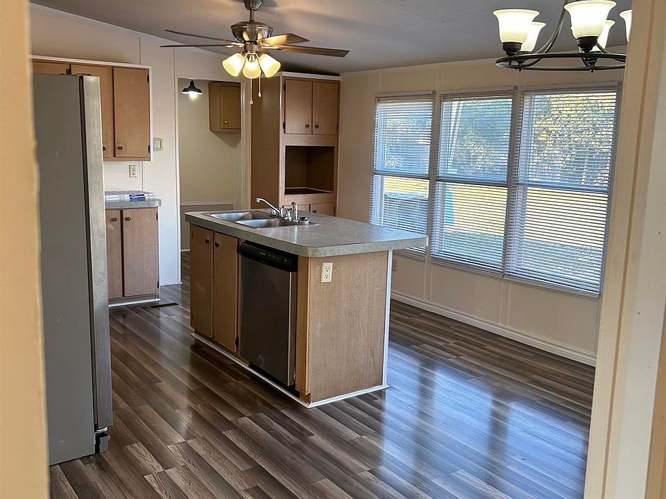 2nd image of 931 Edgar Ct