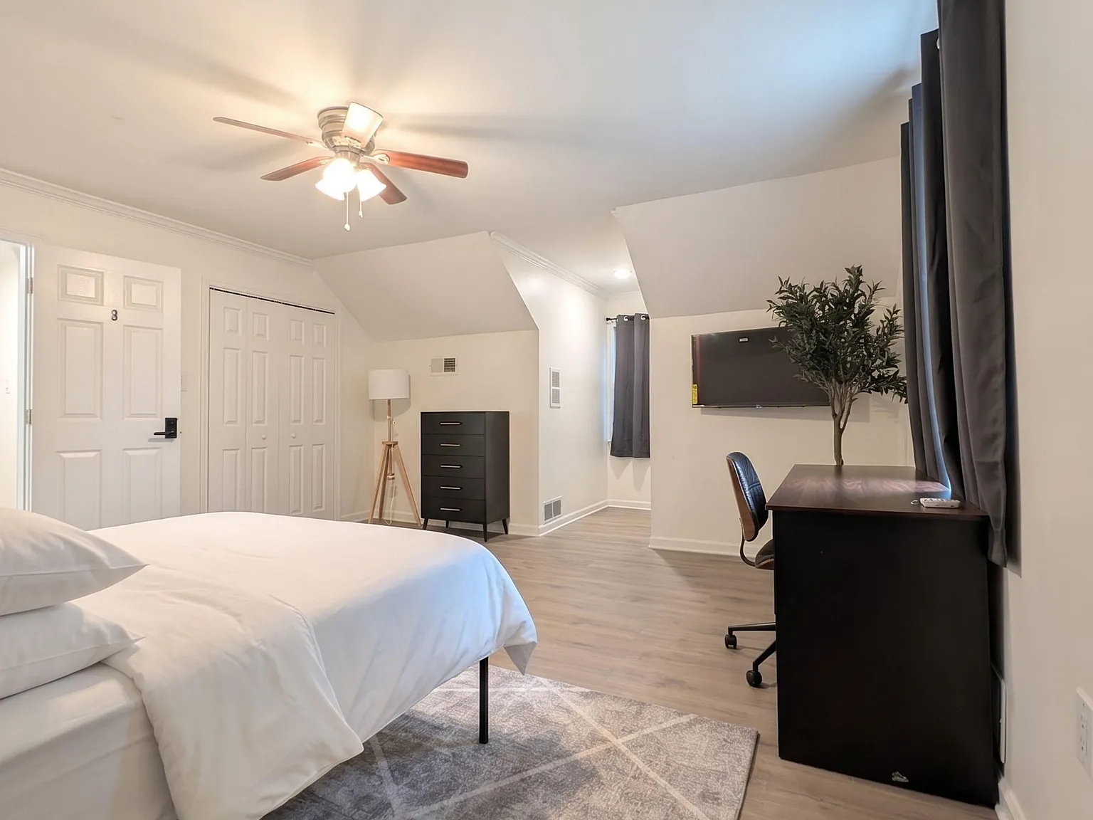 3 bed, 2.0 bath, 1800 sqft, $1,637 — Photo 1