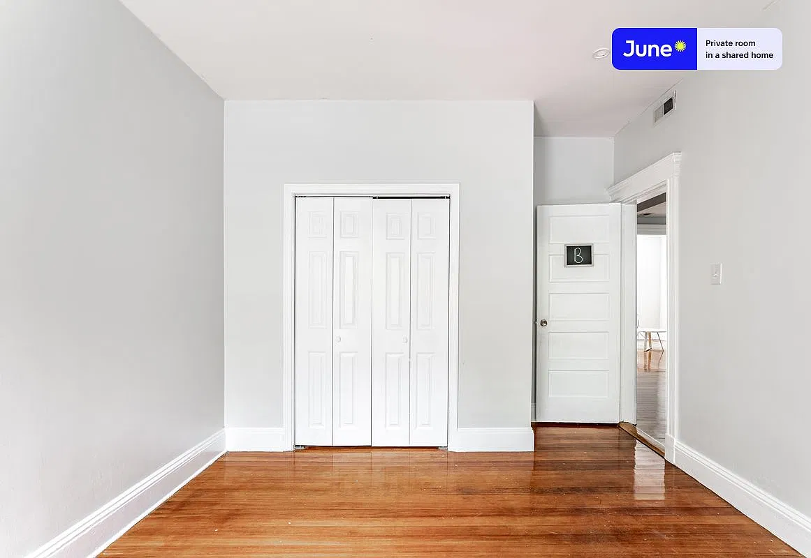 Queen bedroom in 4 bed/2 bath home in Brookline #1286 B — Photo 4