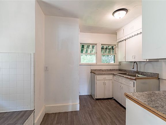 4th image of 1659 N Maple Ave