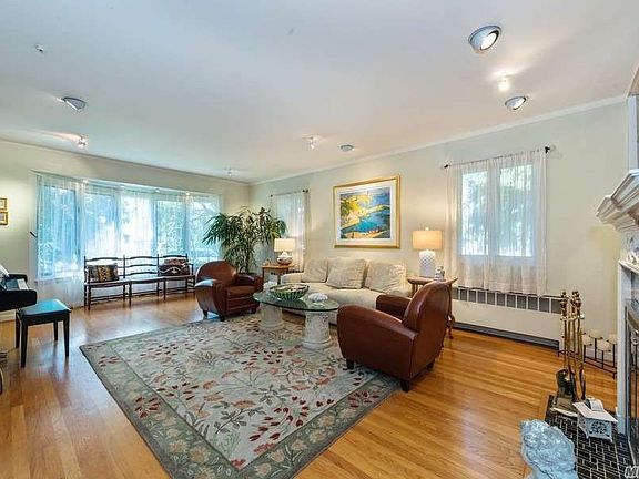 3rd image of 9 Heyward Ln