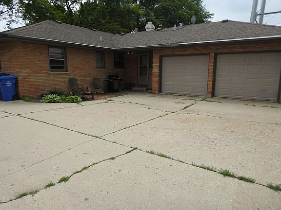 3rd image of 582 Lucille St