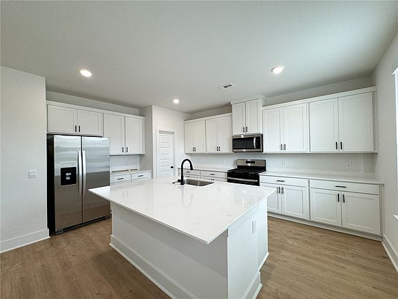 3rd image of 4829 W Sturgeon St