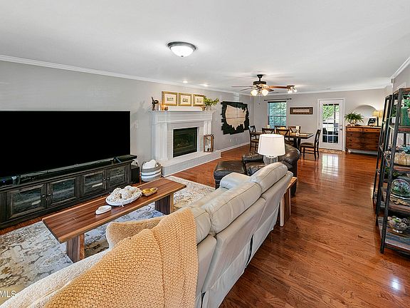 4th image of 1542 Silverdale Ln