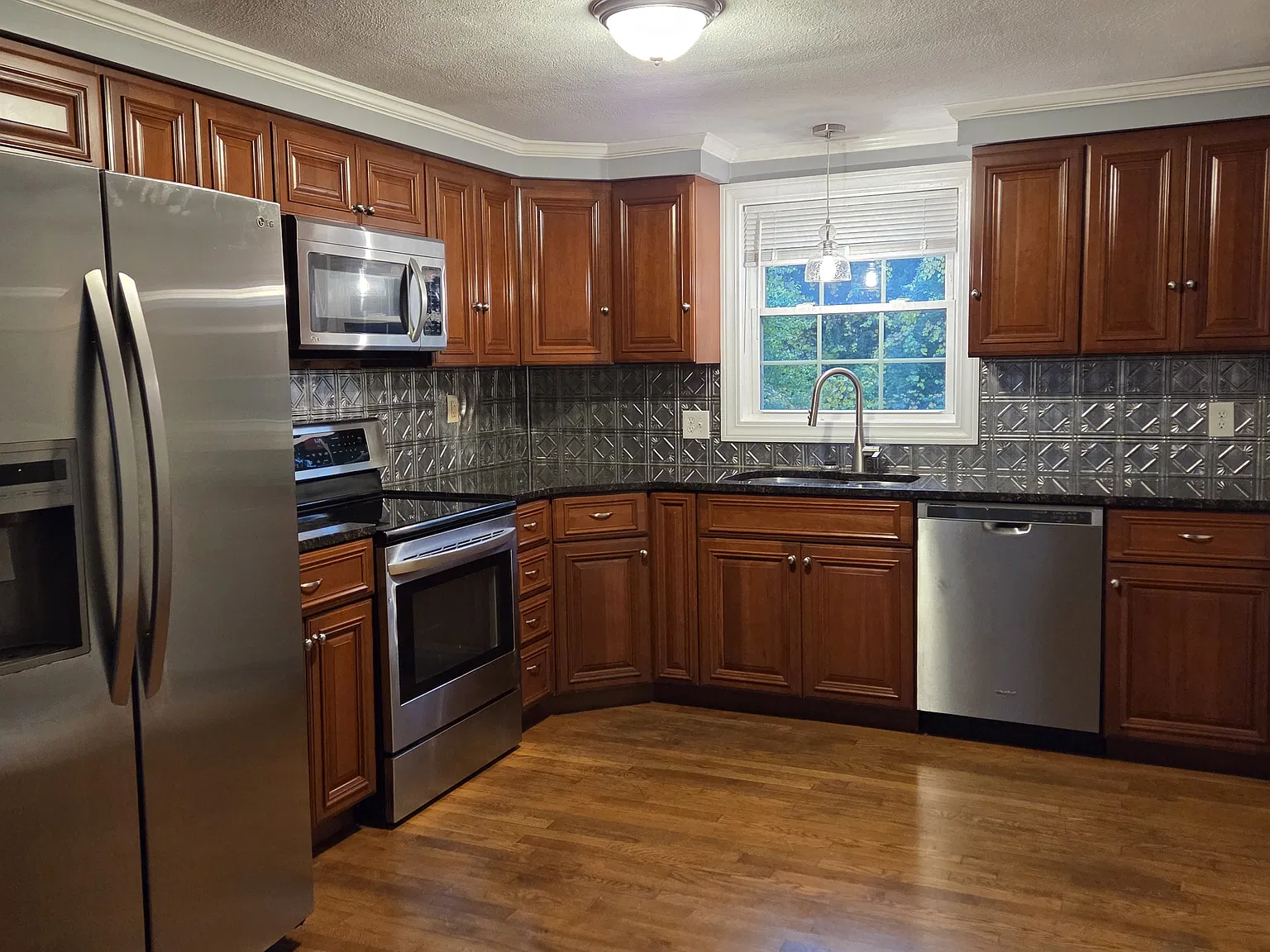 3 bed, 1008 sqft, $2,600 — Photo 4
