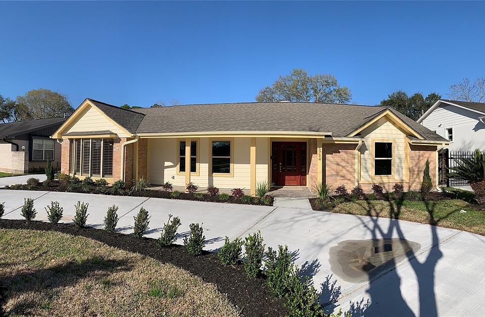 Welcome home to 5714 North Braeswood Blvd. You will appreciate the beautiful touches throughout. The circle drive makes it very easy for guest to visit.