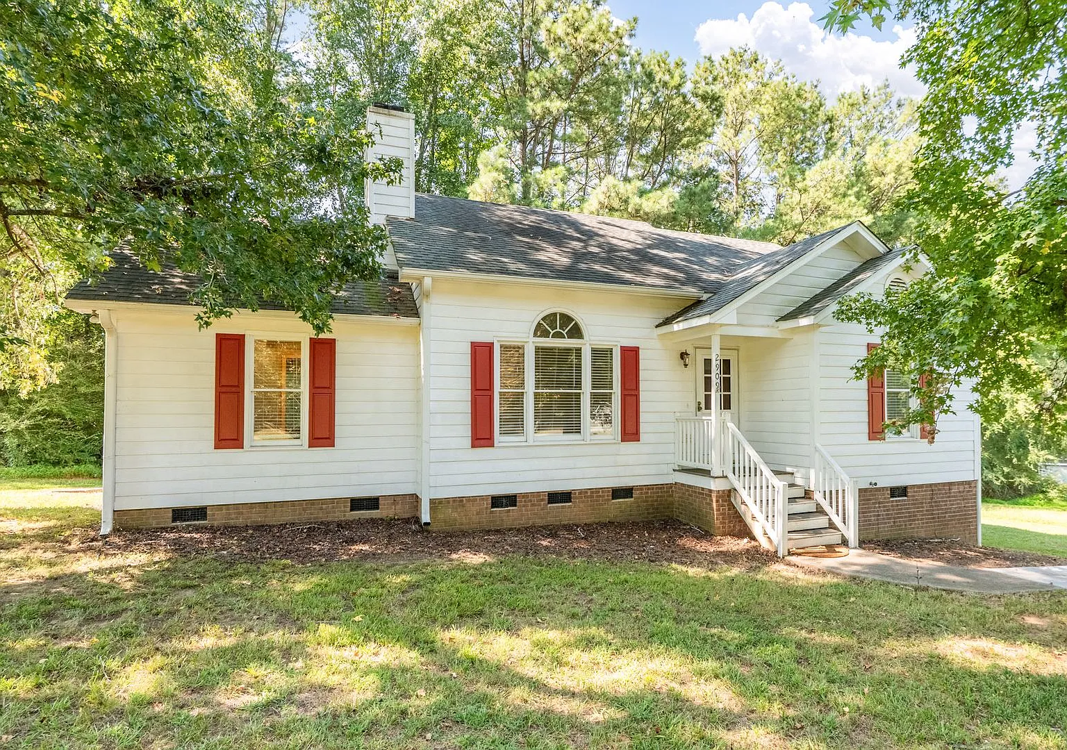 Cute 3 Bedroom Ranch with Large Wooded Yard- Raleigh-Available Now! — Photo 2