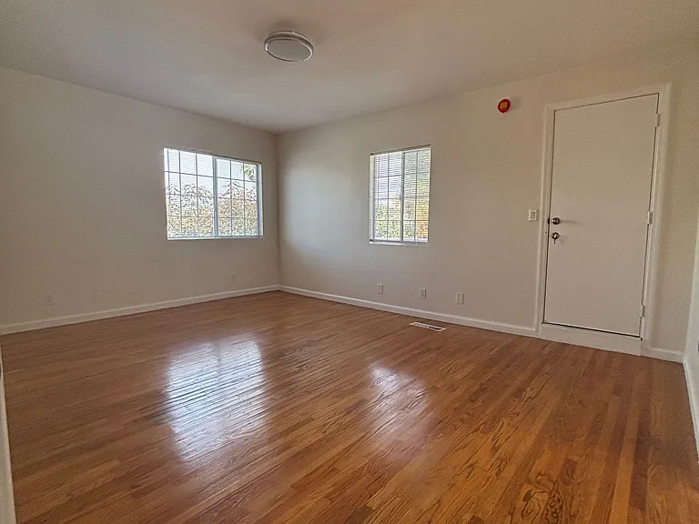 221 S Commonwealth Ave — Photo 14