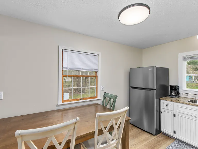 1644 Pennoyer Ave — Photo 9