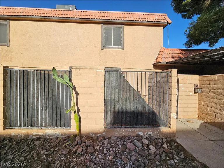 311 Brookside Ln #B — Photo 2