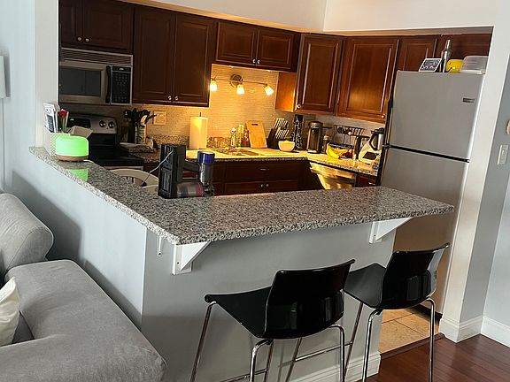 4th image of 839 S Dwyer Ave APT E