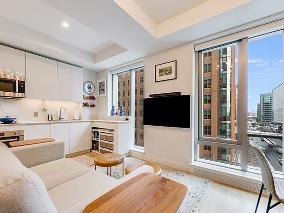4th image of 135 Seaport Blvd #818