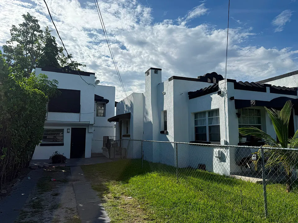 330 NW 25th Ave #D4