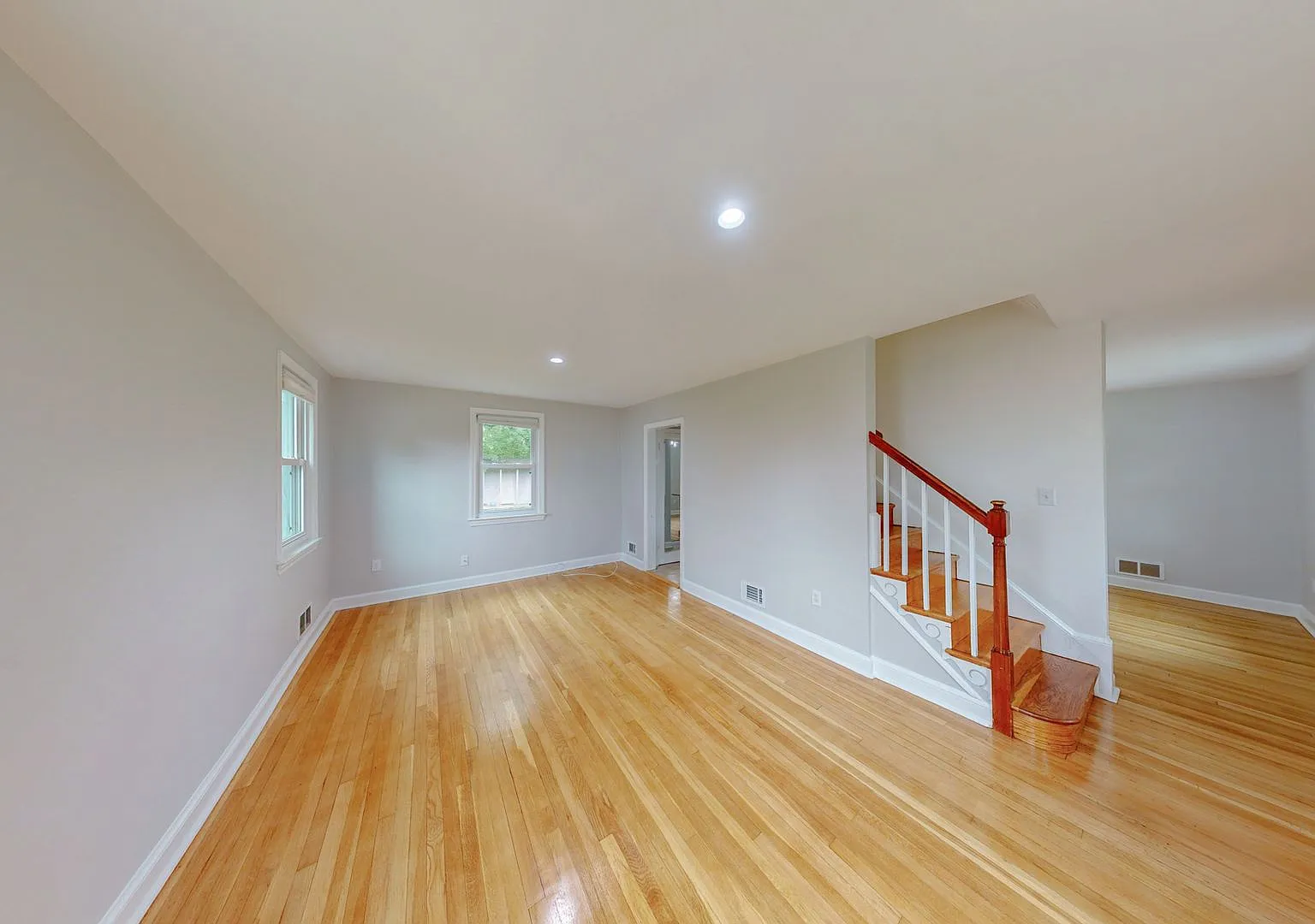 Close In Silver Spring Updated 3 Bed + 2 Ba — Photo 2