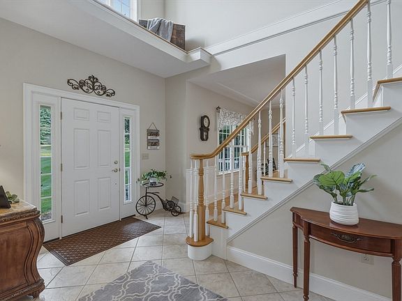 4th image of 2 Bayberry Ln