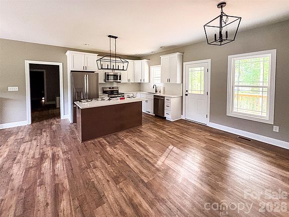 3rd image of 206 Edgewood Dr