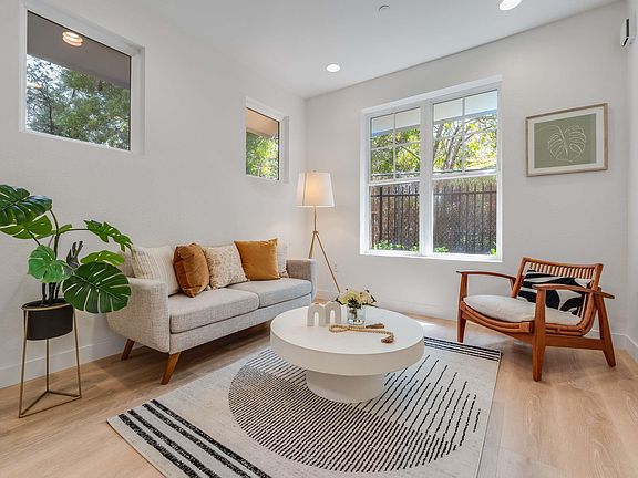 3rd image of 1121 40th St APT 4104
