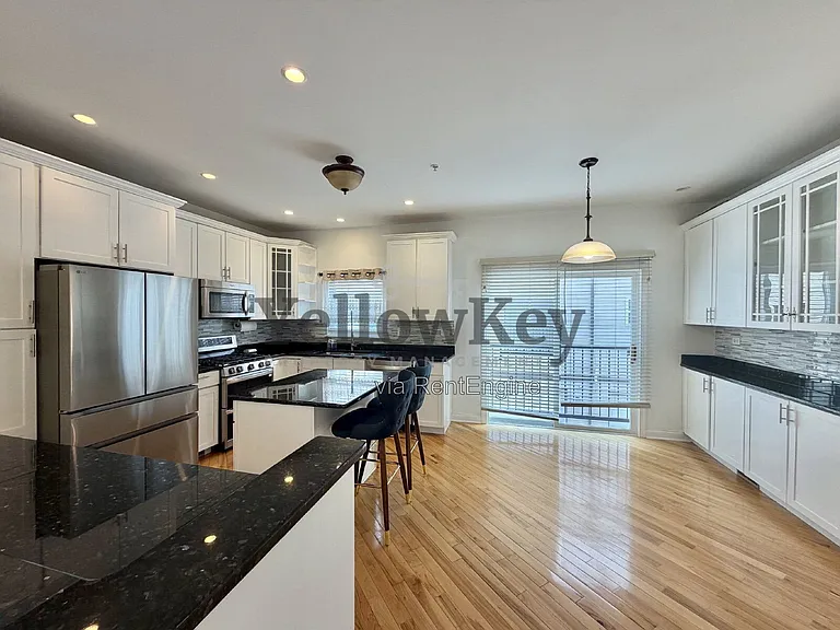 104 S Myrtle Ave — Photo 3