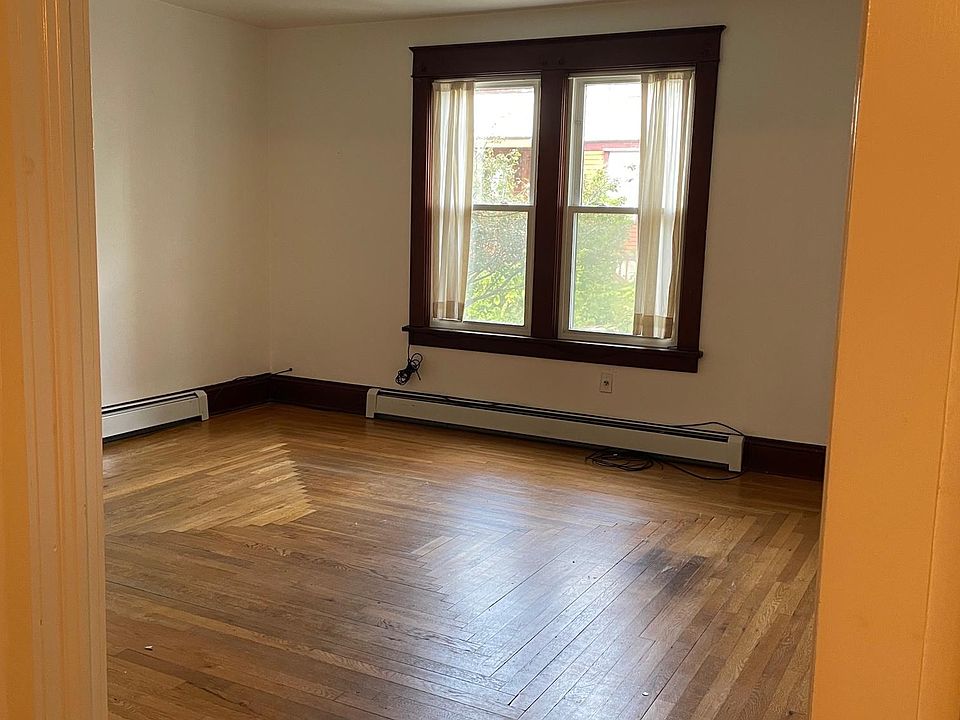 1st image of 223 Robinson St #1